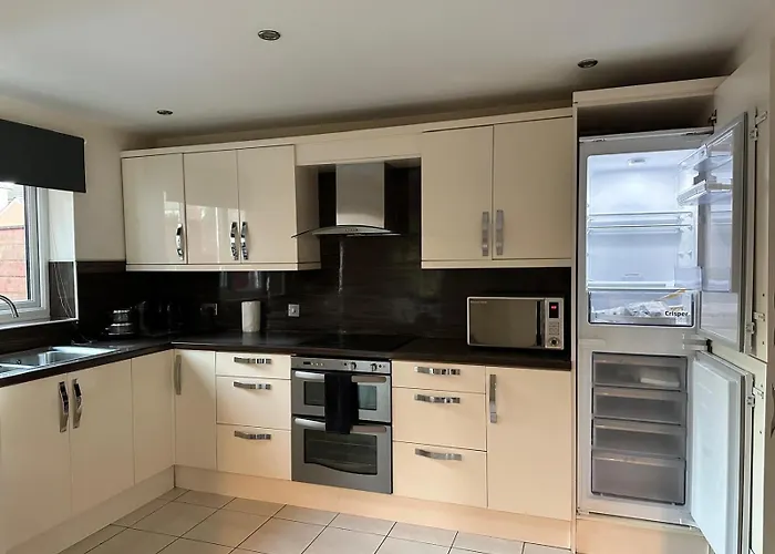 House - Sleeps 12 - Parking - Wifi