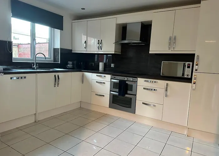 House - Sleeps 12 - Parking - Wifi Holiday home