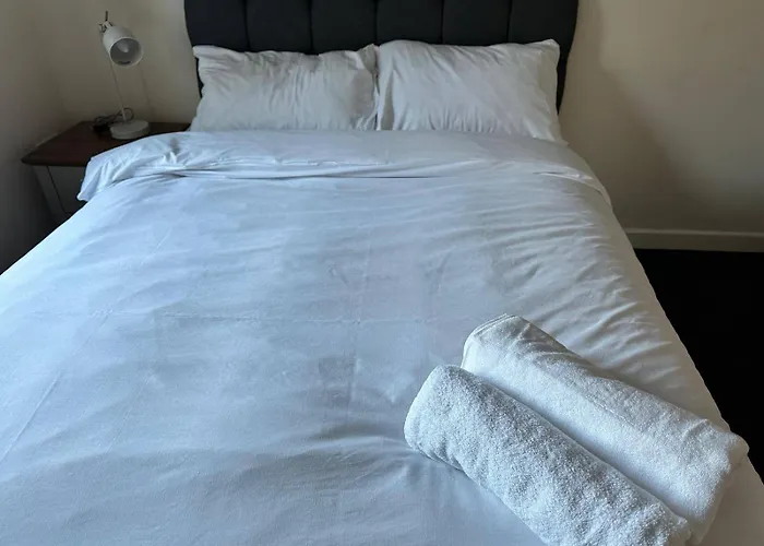 Holiday home House - Sleeps 12 - Parking - Wifi