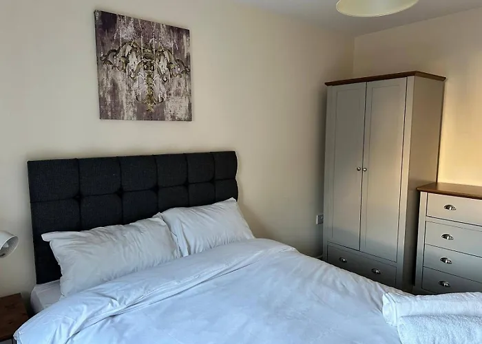 Holiday home House - Sleeps 12 - Parking - Wifi *