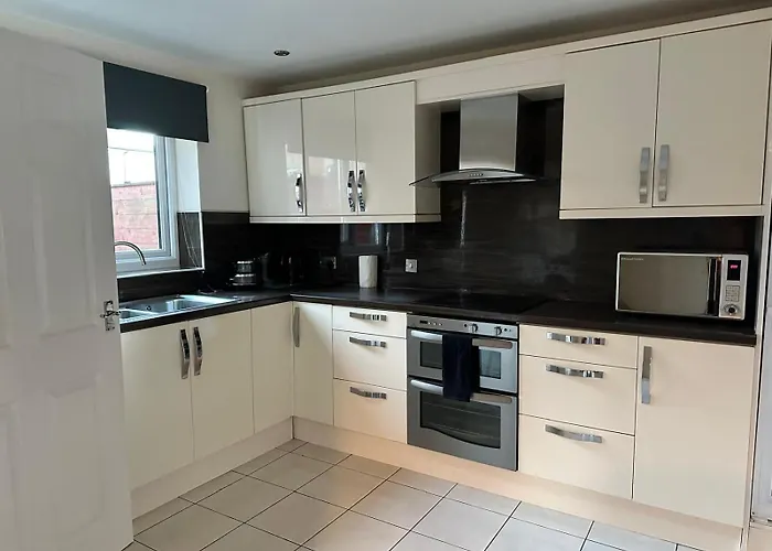 House - Sleeps 12 - Parking - Wifi Barrow-in-Furness