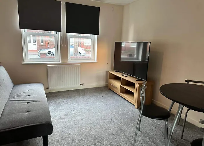 House - Sleeps 12 - Parking - Wifi Holiday home *