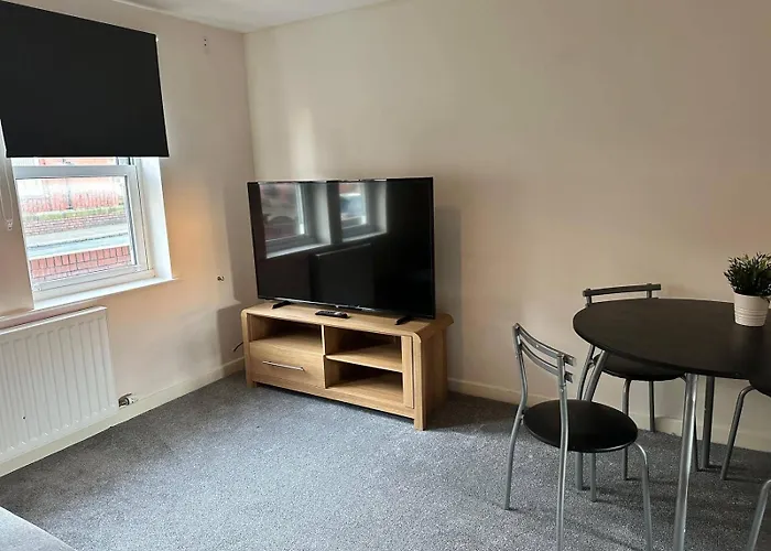 House - Sleeps 12 - Parking - Wifi *