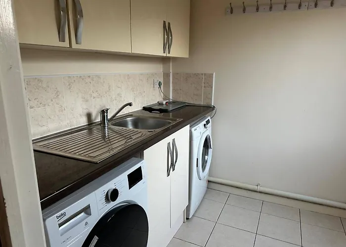 House - Sleeps 12 - Parking - Wifi * Barrow-in-Furness
