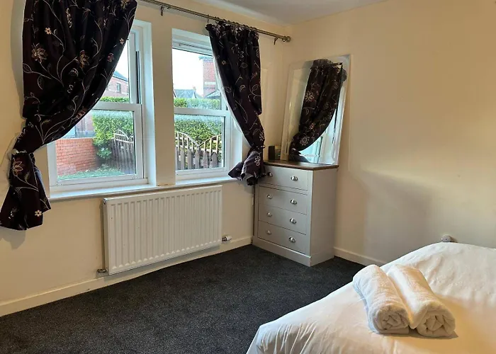 House - Sleeps 12 - Parking - Wifi Dom wakacyjny Barrow-in-Furness