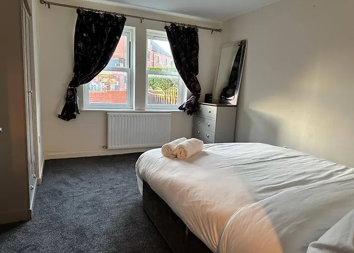 House - Sleeps 12 - Parking - Wifi *