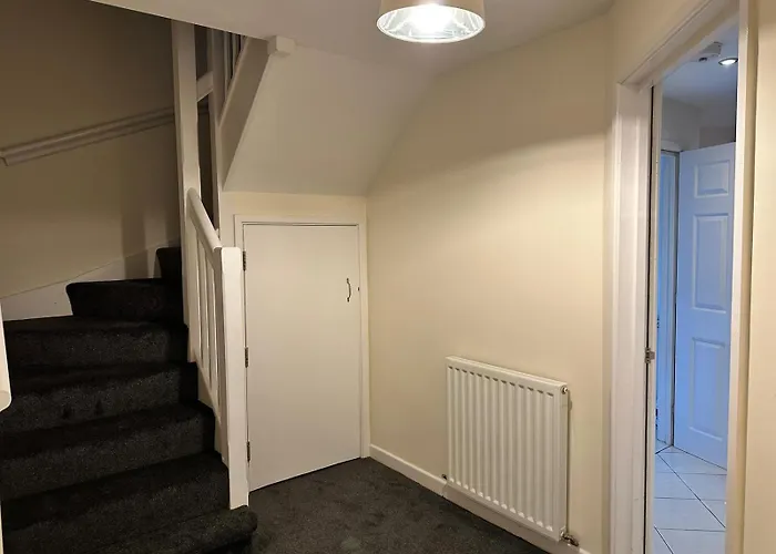 House - Sleeps 12 - Parking - Wifi * Barrow-in-Furness